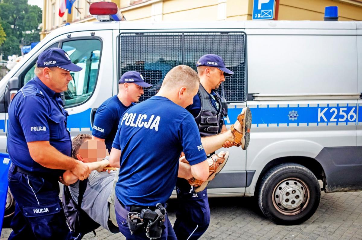 Mężczyzna, którego podczas happeningu w Rynku zatrzymała policja ostatecznie nie będzie miał postawionego zarzutu.<br/>fot.Kamil Krukiewicz