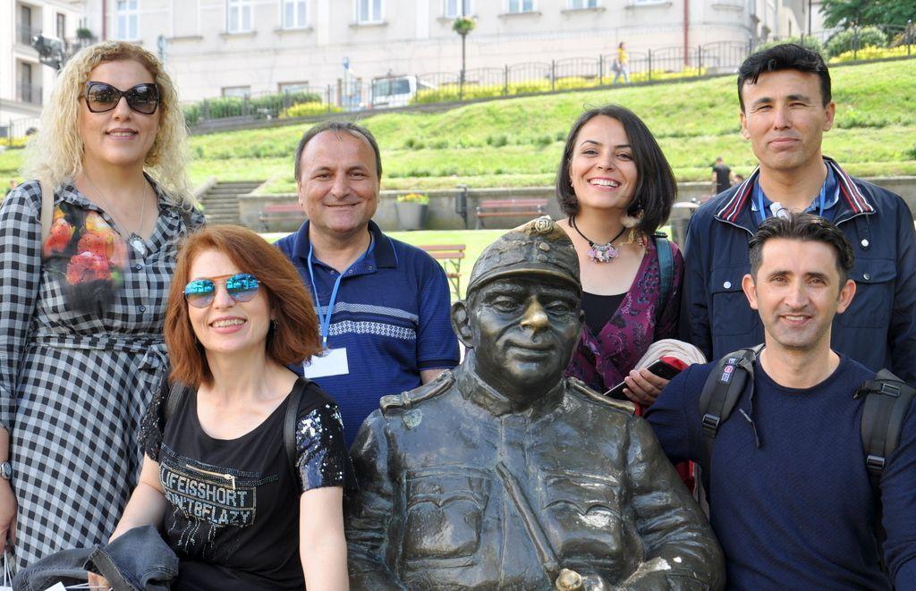 Przemyski Szwejk stał się ulubieńcem międzynarodowej ekipy goszczącej w grodzie nad Sanem.<br/>fot.Agata Czereba / UM Przemyśl