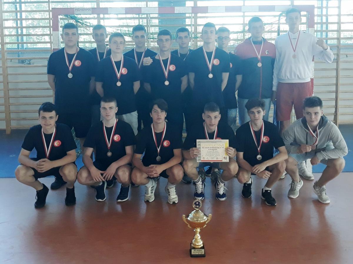 Brąz podopiecznych Przemysława Korobczaka to jeden z największych sukcesów w przemyskim sporcie młodzieżowym w ostatnich latach.<br/>fot.ze zbiorów własnych