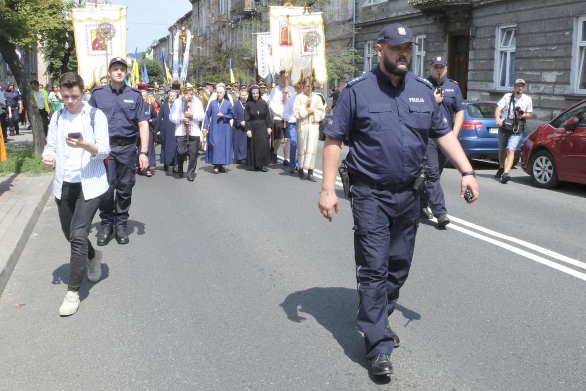 Po mszy procesja przeszła na Ukraiński Cmentarz Wojenny.<br/>fot.Jacek Szwic