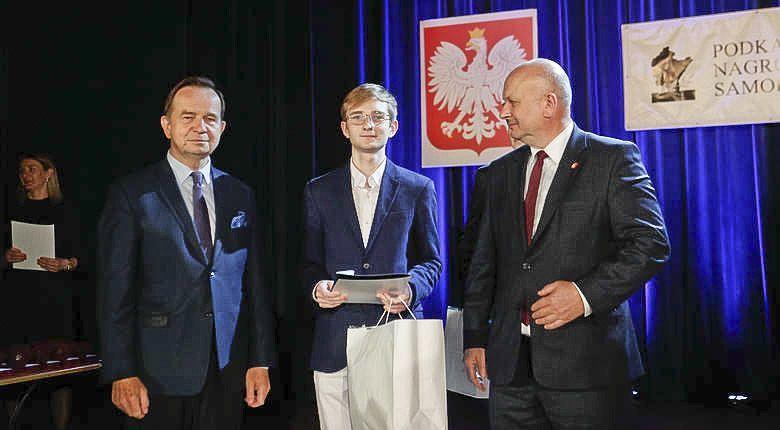 Jakub Kowalczyk z I Liceum Ogólnokształcącego im. Juliusza Słowackiego w Przemyślu w towarzystwie m.in. marszałka województwa podkarpackiego Władysława Ortyla (z lewej).<br/>fot.ze zbiorów własnych