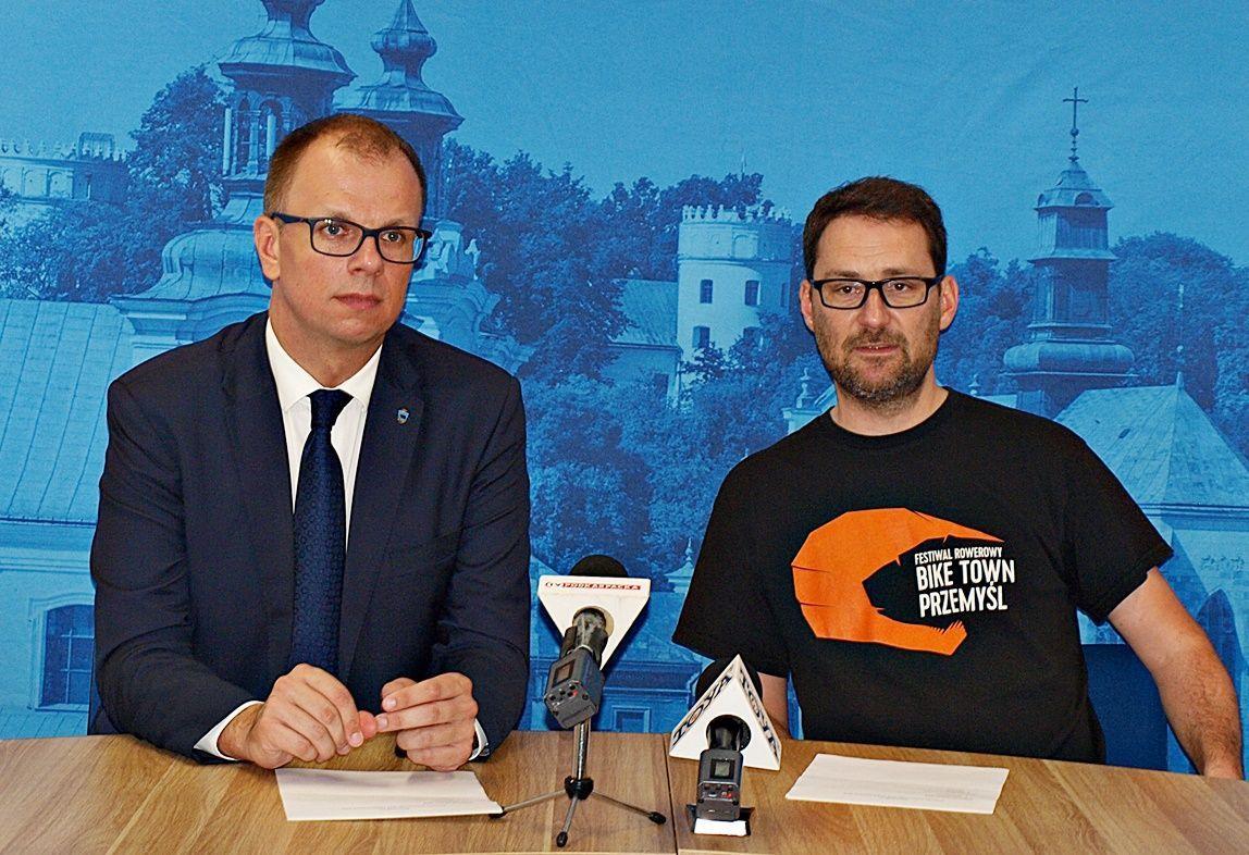 Podczas konferencji prasowej (19 czerwca br.) prezydent miasta Wojciech Bakun (z lewej) i prezes Fundacji „Azymut” Waldemar Hryniszyn poinformowali o organizacji festiwalu „Bike Town Przemyśl”.<br/>fot.Mariusz Godos