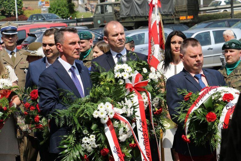 Delegacje złożyły kwiaty pod tablicą upamiętniającą pierwszy transport więźniów do KL Auschwitz.<br/>fot.UM Jarosław