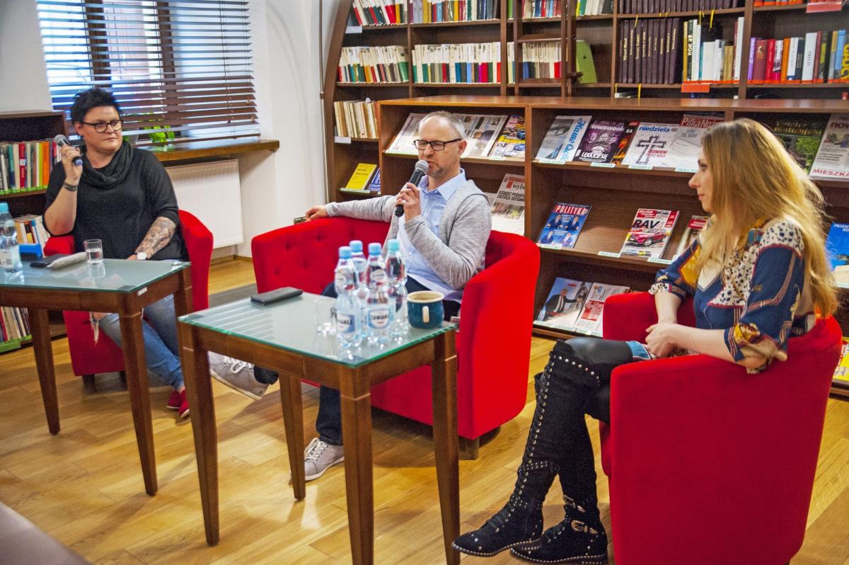 Od lewej: Anna Kasiuk, Hubert Lewkowicz i Magda Skubisz na spotkaniu autorskim.<br/>fot.Adam Podulka PBP w Przemyślu