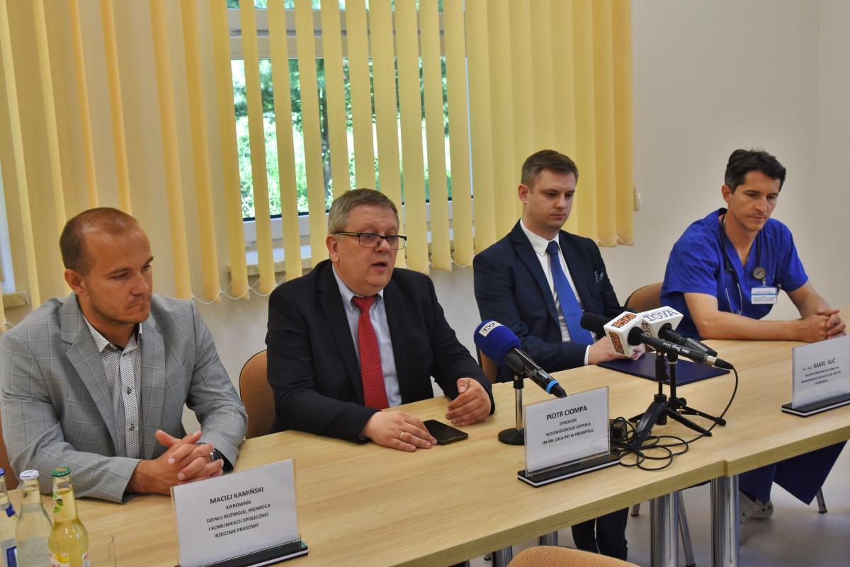 Od prawej: kierownik kardiologii dr Łukasz Wiśniowski, zastępca dyrektora ds. lecznictwa Kamil Kuć i dyrektor szpitala Piotr Ciompa oraz rzecznik placówki Maciej Kamiński.

<br/>fot.Paweł Bugira