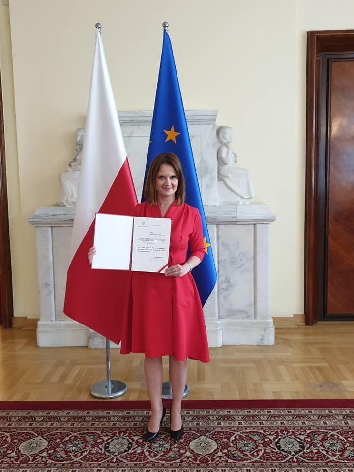 Posłanka Anna Schmidt-Rodziewicz kilka chwil po odebraniu nominacji na pełnomocnika premiera ds. dialogu międzynarodowego. <br/>fot.www.facebook/anna schmidt-rodziewicz