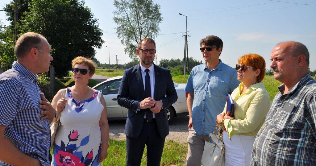 12 czerwca br. zastępca prezydenta miasta Bogusław Świeży oraz sekretarz Dariusz Łapa zabrali przewodniczącą Zarządu Osiedla nr 12 „Łukasińskiego” Krystynę Makarę, członka zarządu Krzysztofa Sycza, mieszkańców tegoż osiedla Alicję Pich i Błażeja Wilka na wycieczkę. Do Tryńczy, gdzie znajduje się fab