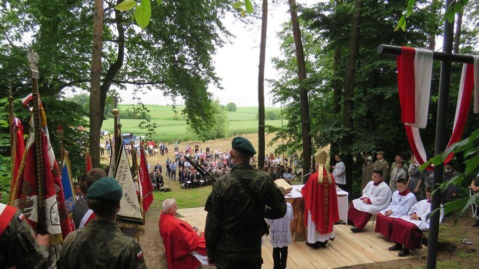 9 czerwca br. właśnie w intencji bohaterów podziemia i ofiar niemieckich nazistów w lesie kidałowickim odprawiona została polowa msza św. pod przewodnictwem metropolity 
przemyskiego abpa Adama Szala<br/>fot.Starostwo Powiatowe w Jarosławiu