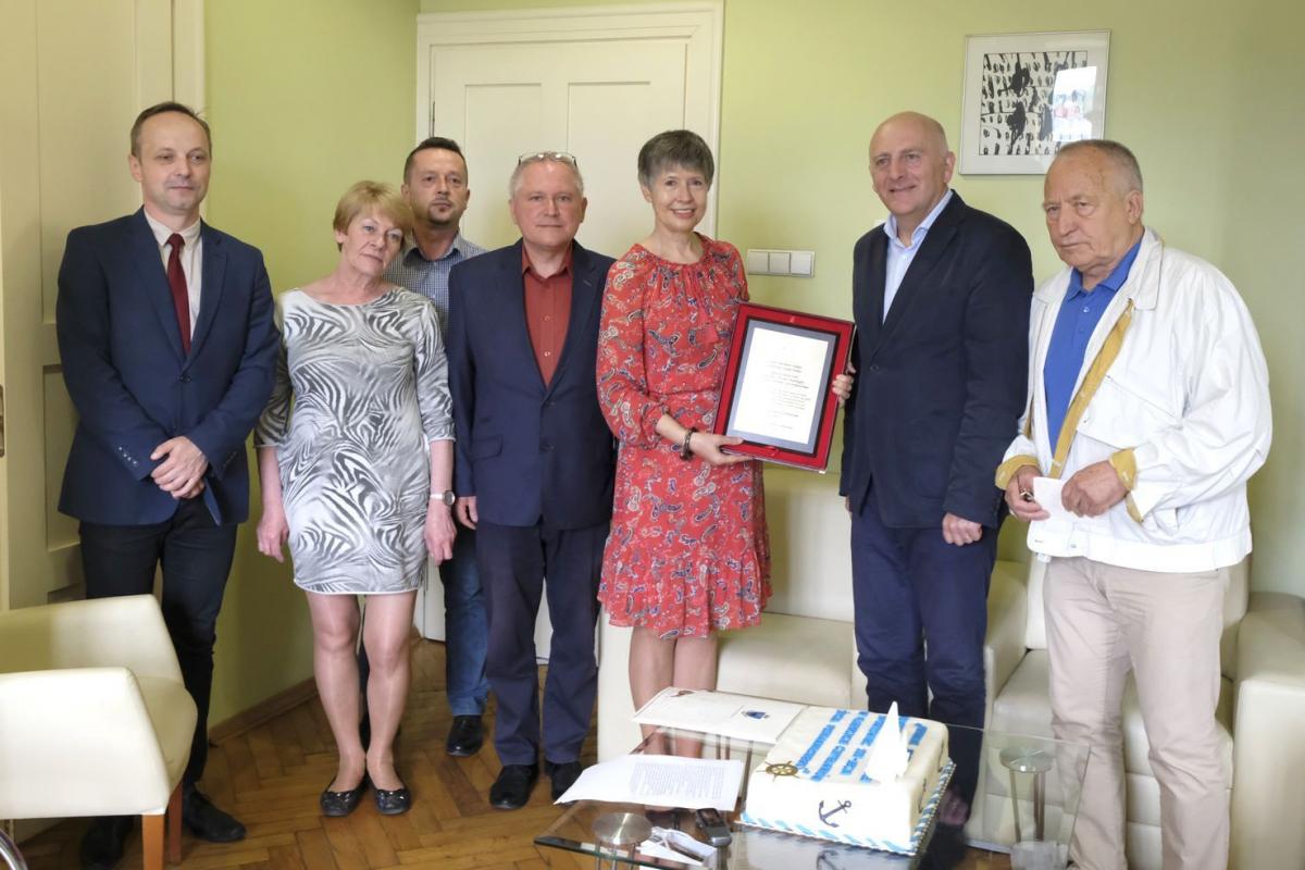 Okolicznościowy grawerton przekazał wicemarszałek województwa podkarpackiego Piotr Pilch. Pisemne gratulacje przesłali parlamentarzyści Andrzej Matusiewicz, Marek Rząsa oraz prezydent Przemyśla Wojciech Bakun. Przepyszny tort dla kapitana Henryka Jaskuły upiekły piekarnie Szanter i Kruk. Od lewej st