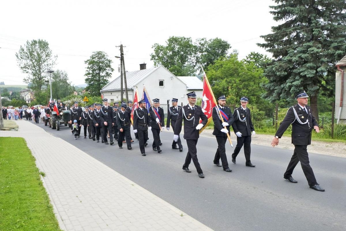 Przemarsz strażaków przez wioskę.<br/>fot.Jacek Szwic