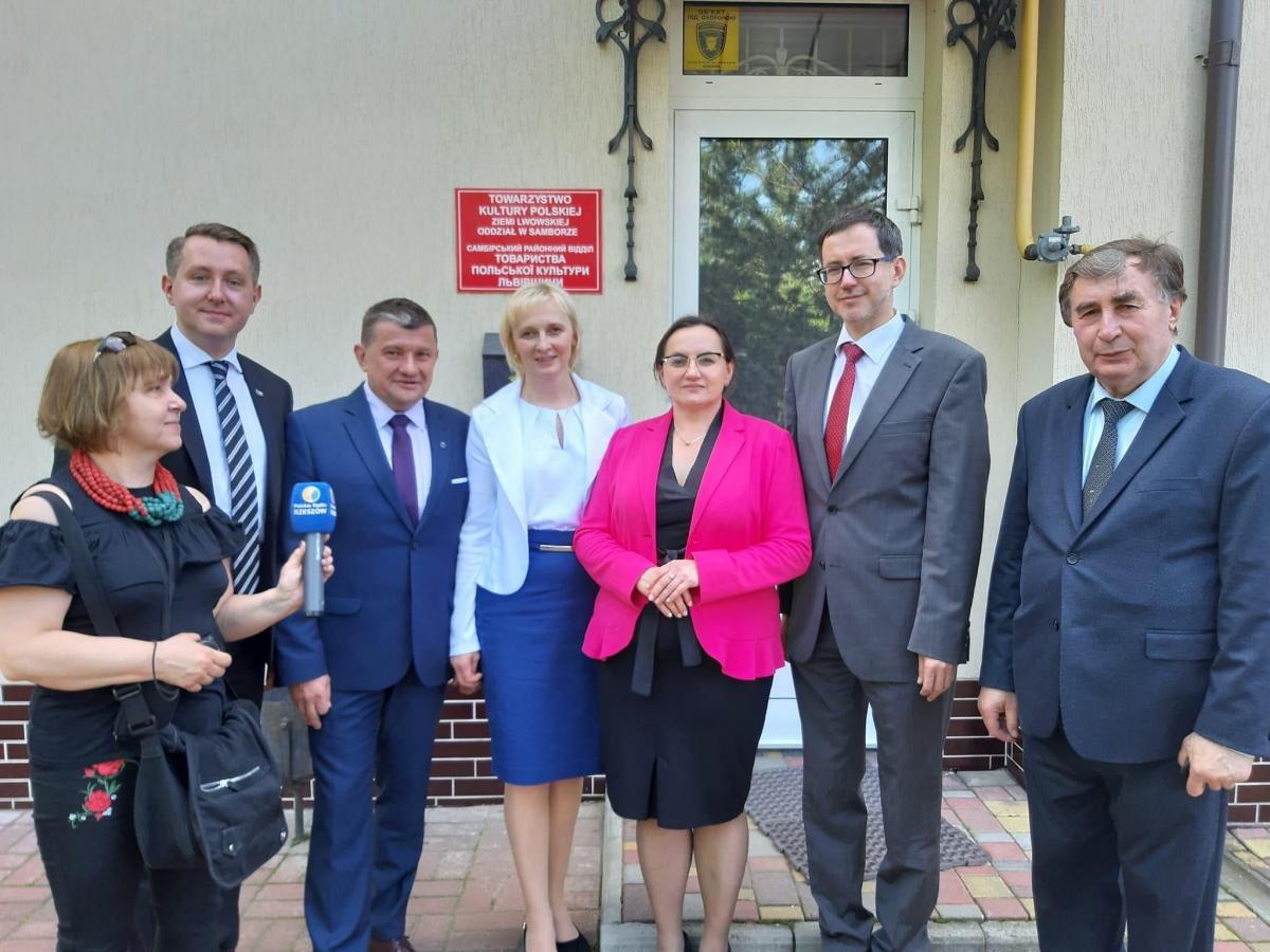 Aktywny udział w przedsięwzięciu bierze wiceprezes PKK Maciej Dębicki (drugi z lewej), który współpracuje z Marią Ziembowicz (czwarta z lewej), prezes Towarzystwa Kultury Polskiej Ziemi Lwowskiej.<br/>fot.ze zbiorów własnych