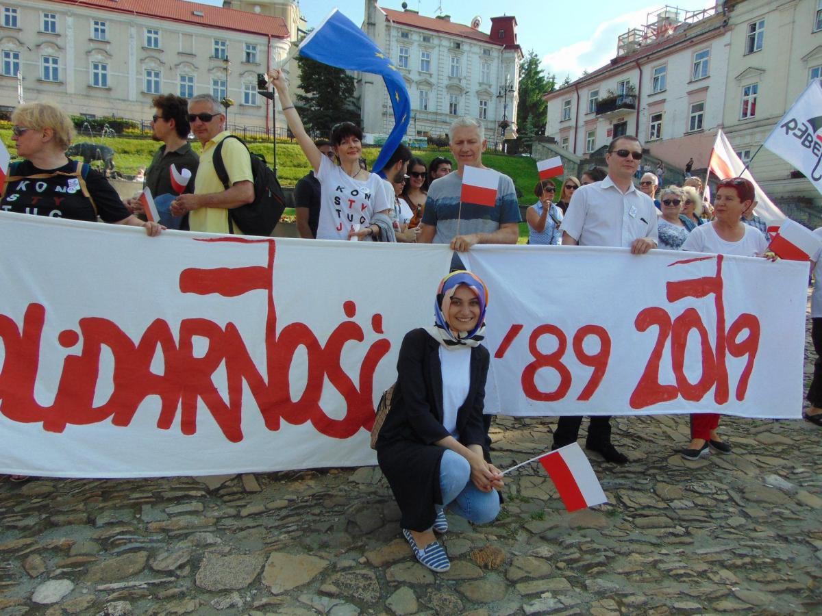 4 czerwca br. na przemyskim Rynku zebrała się grupa osób, która nie zapomniała o ważnej dla naszego kraju rocznicy. Tłumów nie było, ale ci, którzy przyszli, szczerze się cieszyli. <br/>fot.ze zbiorów własnych