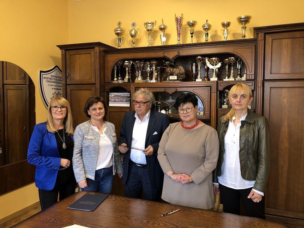 Efektem dwustronnych polsko-włoskich wizyt było podpisanie porozumienia o stałej współpracy, parafowane w obecności naczelnika Wydziału Edukacji i Spraw Społecznych Starostwa Powiatowego w Jarosławiu Marty Kurpiel.<br/>fot.Starostwo Powiatowe w Jarosławiu