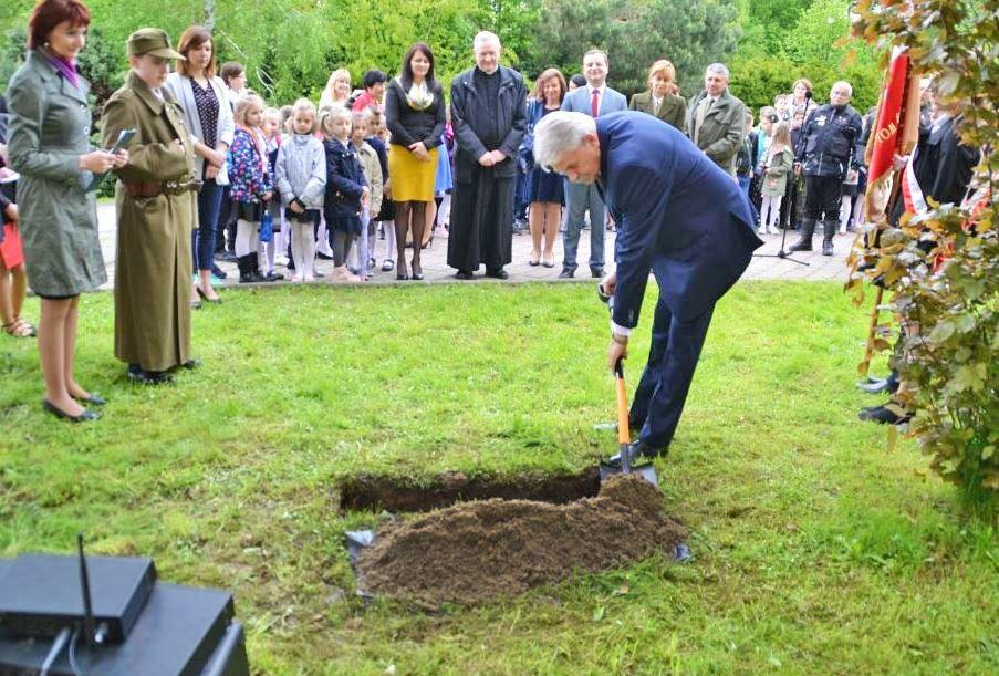 Punktem kulminacyjnym wydarzenia było zakopanie w ziemi szkolnej „Kapsuły Pamięci” z pamiątkami po zacnym patronie. W wydarzeniu wziął udział syn birczańskiego hubalczyka, radny Wojciech Bobowski.<br/>fot.ZS w Birczy