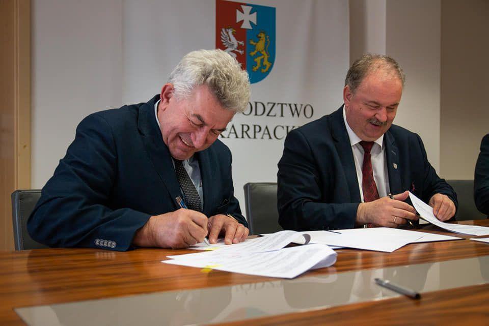 Wśród parafujących umowę z wicemarszałkiem województwa podkarpackiego Piotrem Pilchem był m.in. burmistrz miasta i gminy Sieniawa Adam Woś.<br/>fot.Urząd Marszałkowski w Rzeszowie