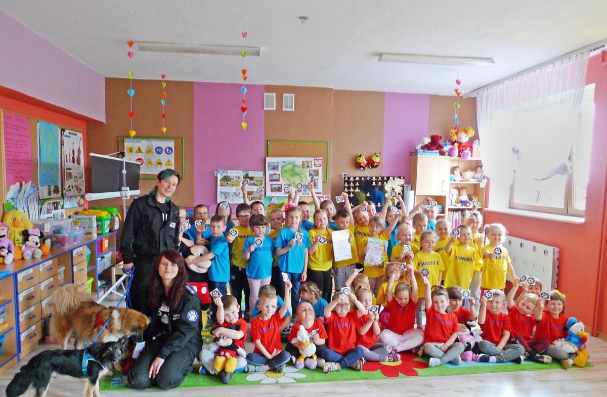 Przedszkolaki miały wielką frajdę z lekcji z udziałem czworonożnych przyjaciół, którą poprowadziły przedstawicielki Ogólnopolskiego Towarzystwa Ochrony Zwierząt Animals.<br/>fot.Igor Romaniuk