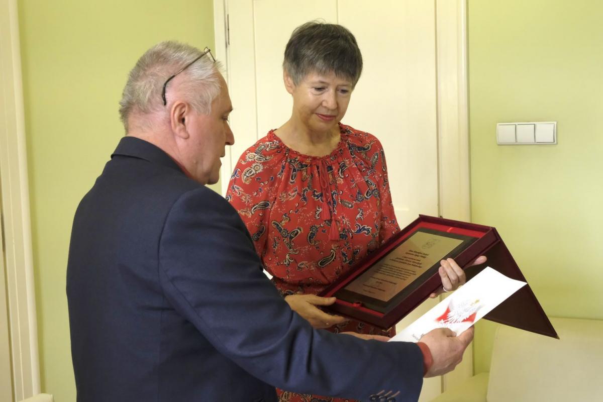 Profesor Lidia Morawska otrzymała z rąk redaktora naczelnego ŻP Artura Wilguckiego ufundowany przez marszałka województwa podkarpackiego pamiątkowy grawerton dla ojca.<br/>fot.Jacek Szwic