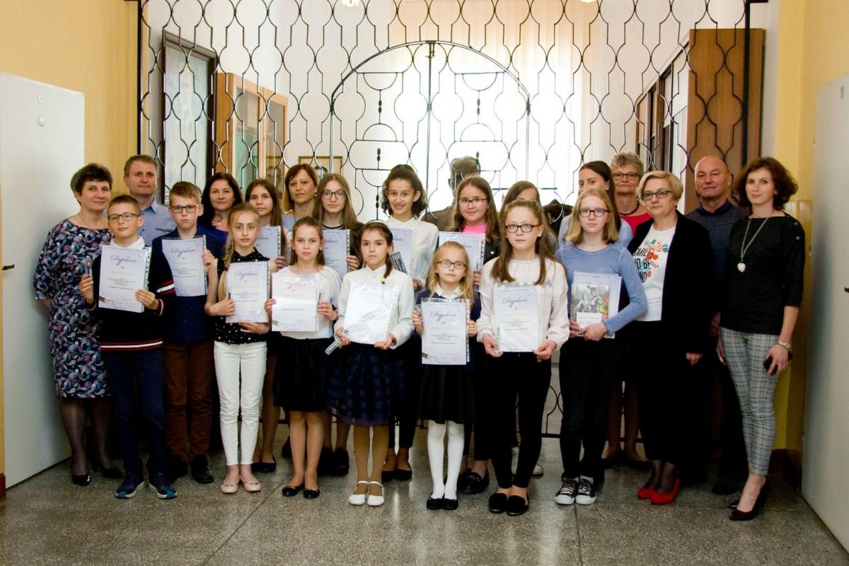 Uczestnicy i laureaci do pamiątkowej fotografii pozowali w dobrych nastrojach.<br/>fot.UG Tryńcza