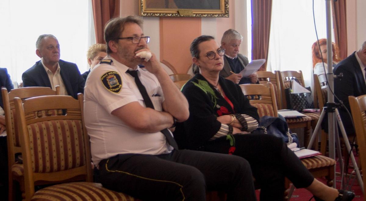 Komendant SM w Jarosławiu przyglądał się dyskusji w milczeniu. Czy losy jego i formacji, którą zarządza, są już przesądzone?<br/>fot.Bartłomiej Pacek