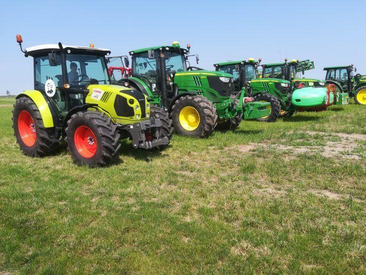 Podczas ubiegłorocznych Agro Targów uczniowie uczestniczyli m.in. w  innowacyjnym pokazie maszyn rolniczych w rzeczywistych warunkach polowych. <br/>fot.Archiwum ZSOIZ Radymno