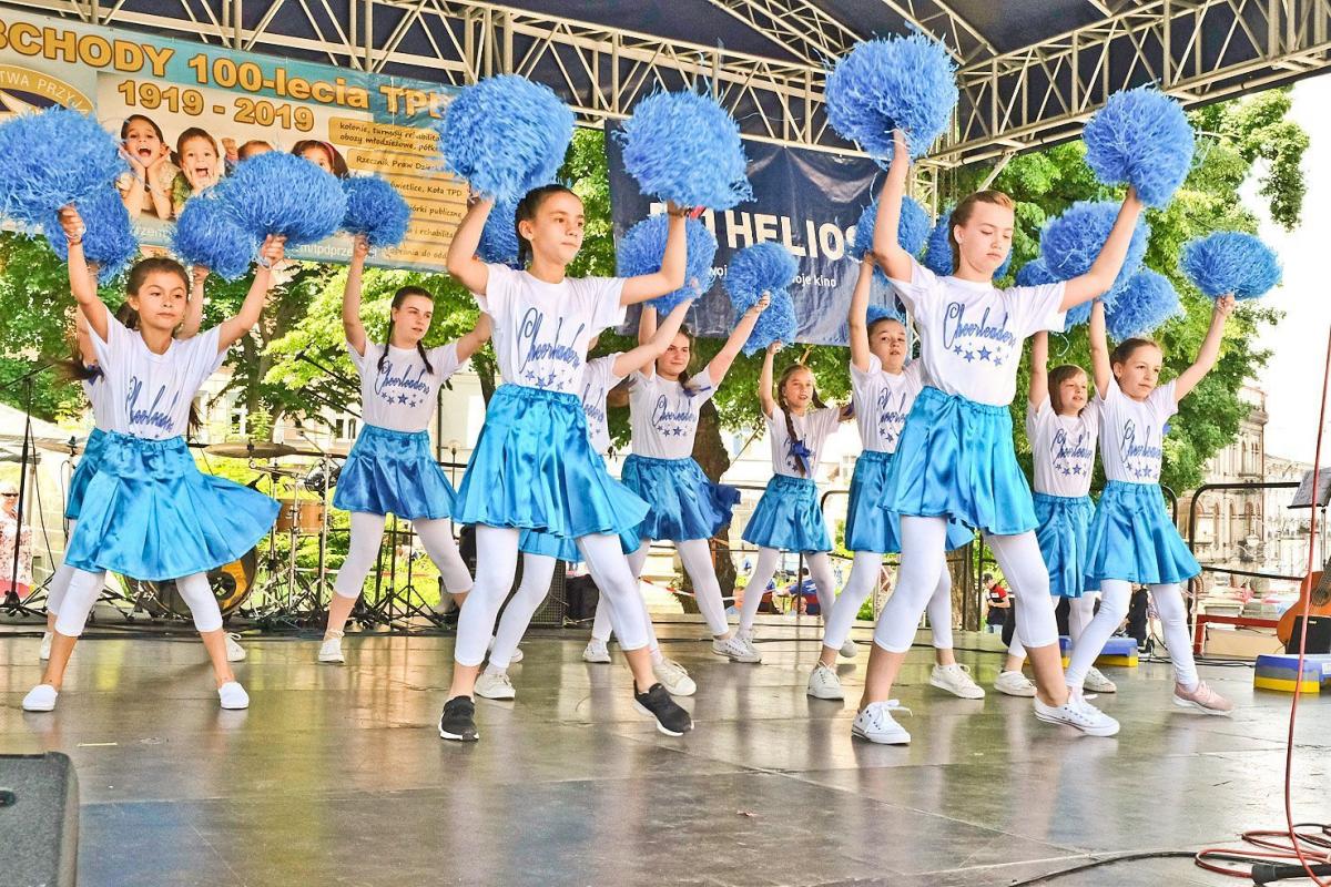 Występy w Rynku rozpoczęły cheerleaderki z SP nr 11.<br/>fot.Jacek Szwic