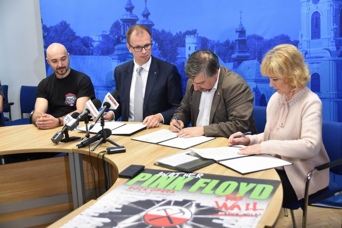 Podpisanie listu intencyjnego o współpracy. Od lewej: wokalista zespołu Another Pink Floyd Norman Power, Wojciech Bakun, Mariusz Gibała i Renata Nowakowska.<br/>fot.Paweł Bugira