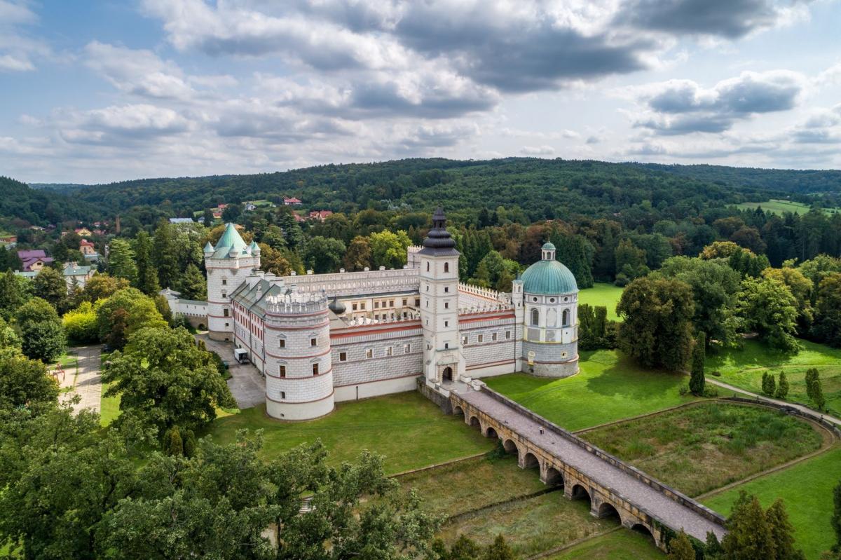 Na terenie całej gminy Krasiczyn obowiązuje bezwzględny zakaz używania środków pirotechnicznych z wyjątkiem dni 31 grudnia i 1 stycznia. Dotyczy on wszystkich, także Zespołu Pałacowo-Parkowego w Krasiczynie.<br/>fot.Fotolia