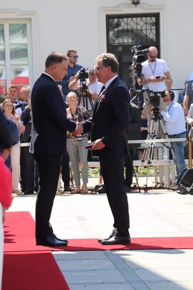 Starosta jarosławski Tadeusz Chrzan otrzymał z rąk prezydenta Polski Andrzej Dudy Srebrny Krzyż Zasługi.<br/>fot.Starostwo Powiatowe w Jarosławiu