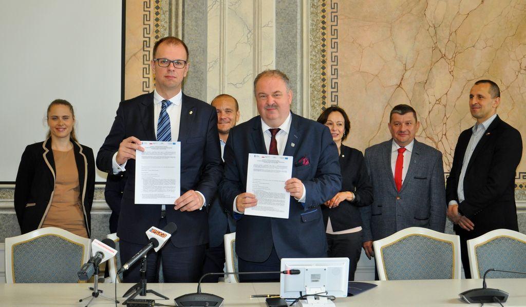 Umowę na dofinansowanie projektu pod nazwą „Ekologiczny Przemyśl – wymieniamy źródła ciepła” parafowali 31 maja br. prezydent miasta Wojciech Bakun (z lewej) i wicemarszałek województwa podkarpackiego Piotr Pilch.<br/>fot.UM Przemyśl