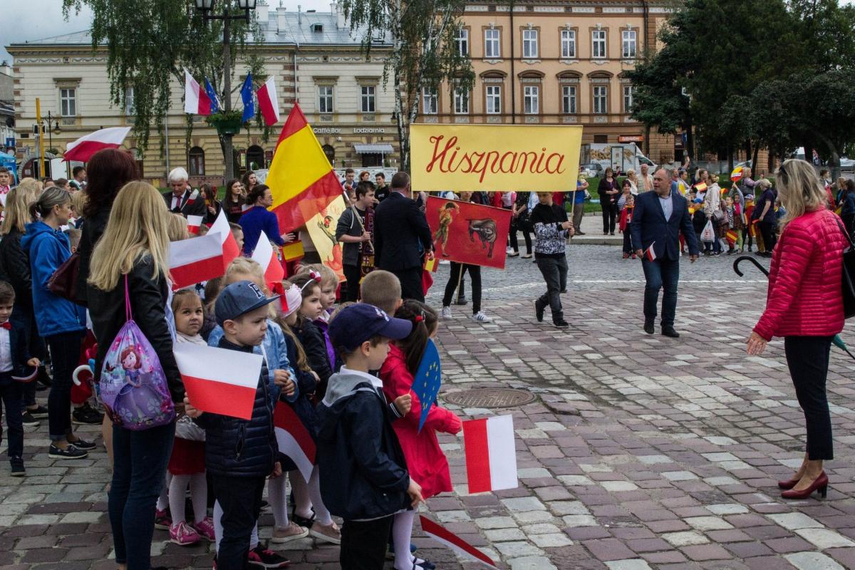 Plac przed ratuszem ubarwiła kolorowa młodzież oraz flagi państw członkowskich UE.<br/>fot.Bartłomiej Pacek