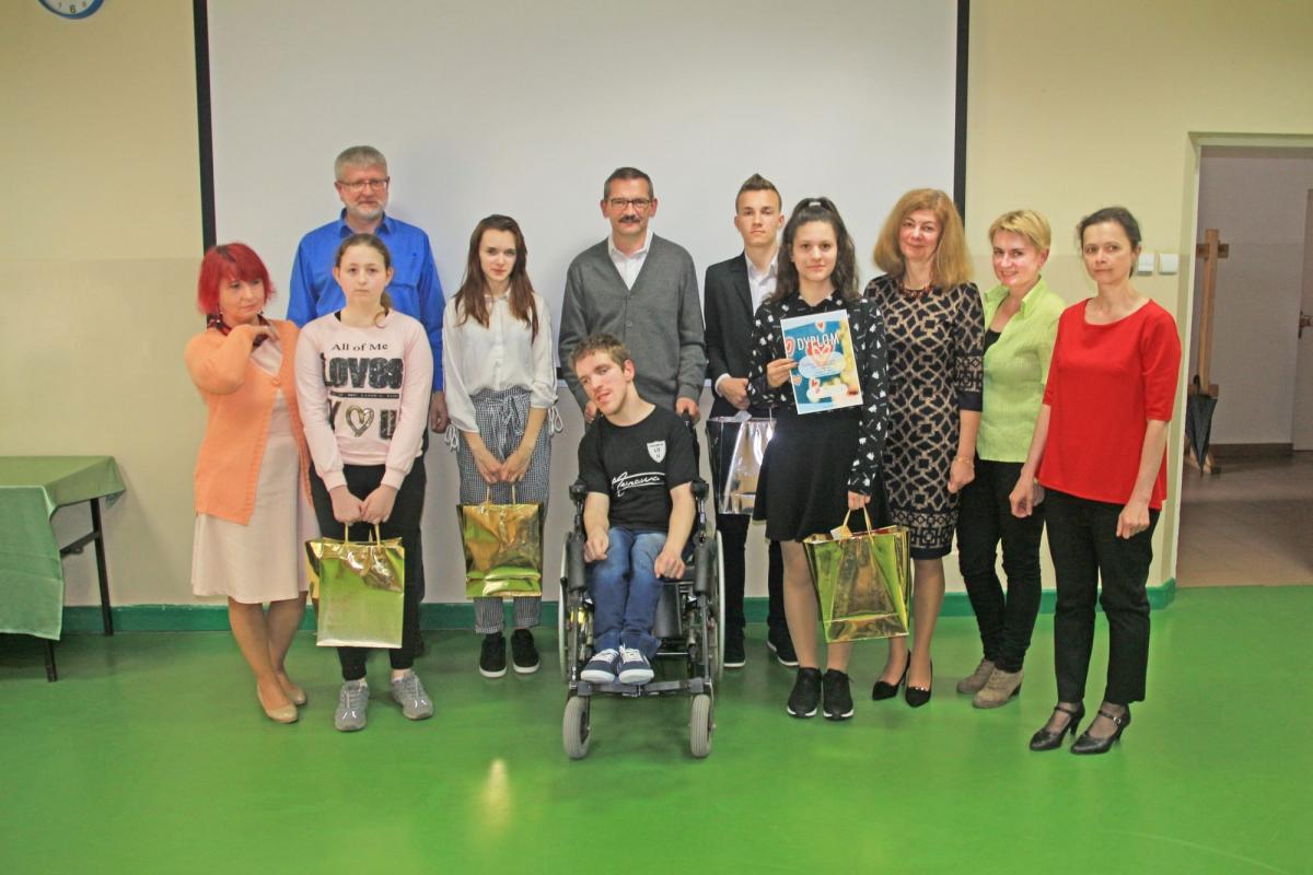 Wspólne zdjęcie laureatów z nauczycielami. W środku pomysłodawca przedsięwzięcia Krzysztof Gudzelak.<br/>fot.ze zbiorów szkoły