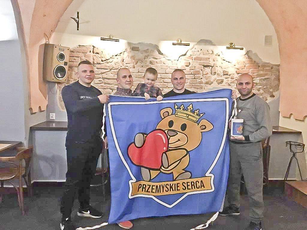 Ekipa „Przemyskich serc” w niepełnym składzie z Miłoszem i jego tatą.<br/>fot.materiały organizatora