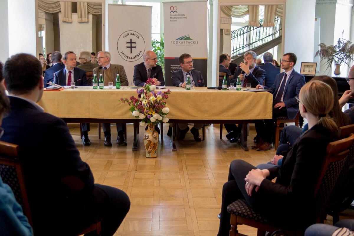 W kameralnych pomieszczeniach muzeum toczono ważką dyskusję na temat tego, jak Unia Europejska powinna kształtować swą politykę względem krajów znajdujących się w rosyjskiej strefie wpływów.<br/>fot.Bartłomiej Pacek