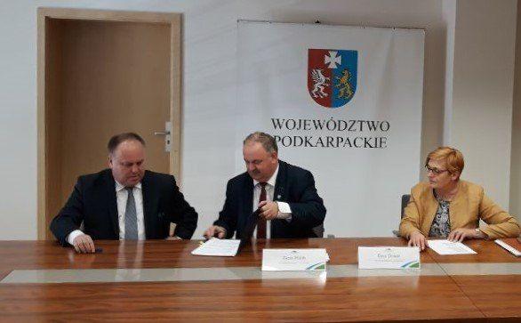 Podpisanie umowy gwarantującej dofinansowanie.<br/>fot.facebook/UM Przeworsk