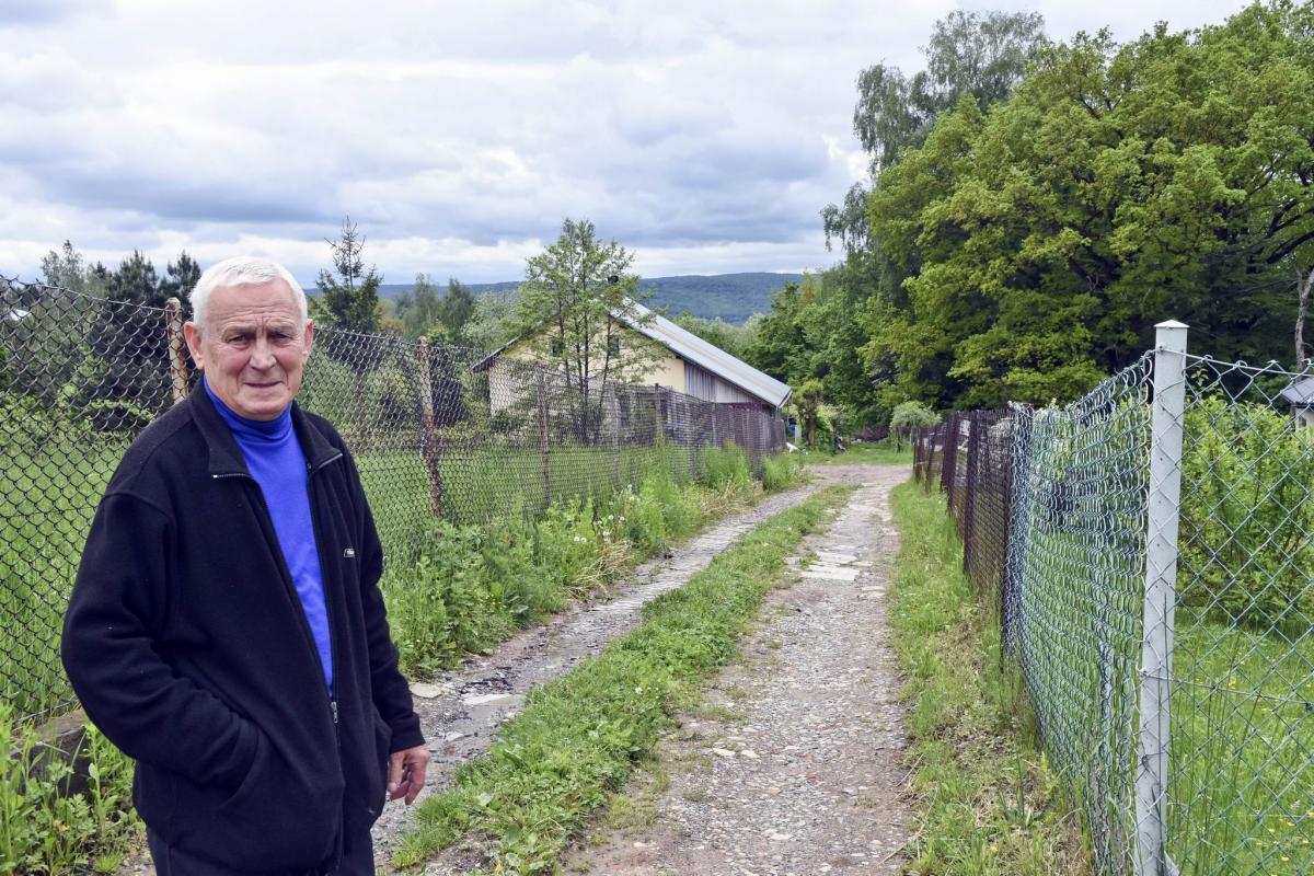 – Doprowadzenie wodociągu do naszych domów, znacznie by nam ułatwiło życie – mówi 75-letni mężczyzna.<br/>fot.Paweł Bugira