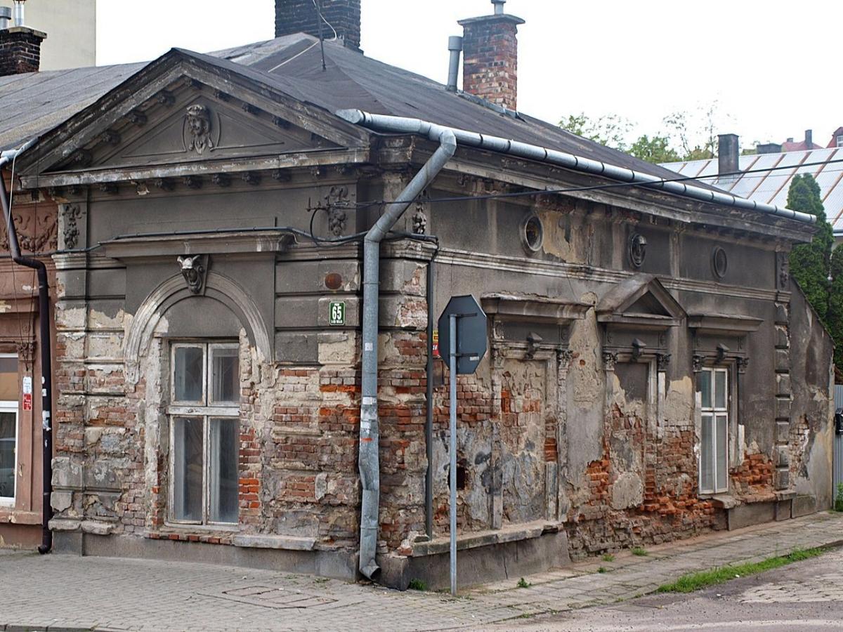 To wstyd, że przy jednej z głównych ulic miasta stoi budynek, który jest straszydłem – uważają mieszkańcy ulicy 3 Maja.<br/>fot.Mariusz Godos