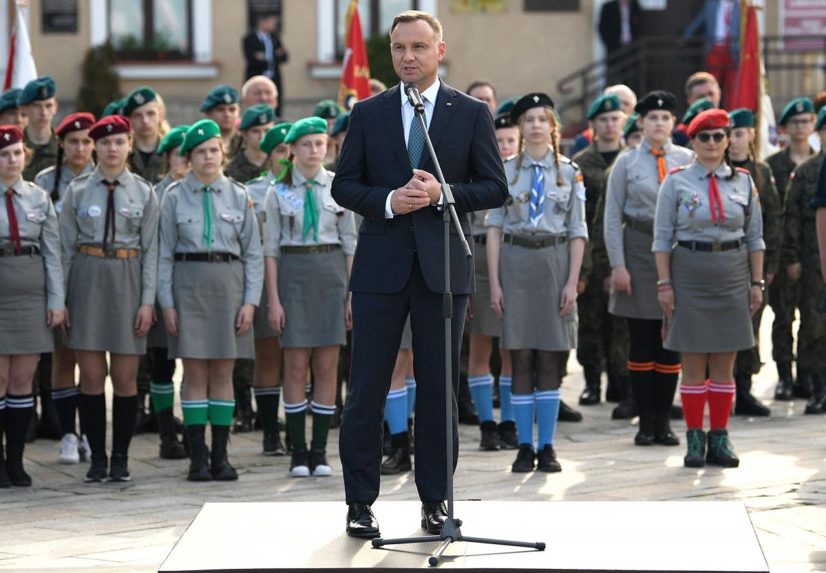 Prezydent Andrzej Duda odniósł się do poprzedzających jego wizytę wyborów do Parlamentu Europejskiego. Przekonywał, że „chciałbym, żeby jak najwięcej moich rodaków do tych wyborów poszło po to, by pokazać także Unii Europejskiej, że jesteśmy demokratycznym narodem, który sprawy europejskie traktuje 