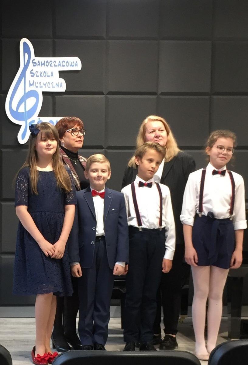 Pierwsze miejsce zajęły duety: Mateusz Mazurek i Gustaw Siepioła (nauczyciele: Jadwiga Bosek-Serefko i Paweł Walciszewski) oraz Maria Kwiecińska i Martyna Wiśniowska (Agnieszka Kwiecińska i Gracja Kaczor).<br/>fot.ze zbiorów własnych