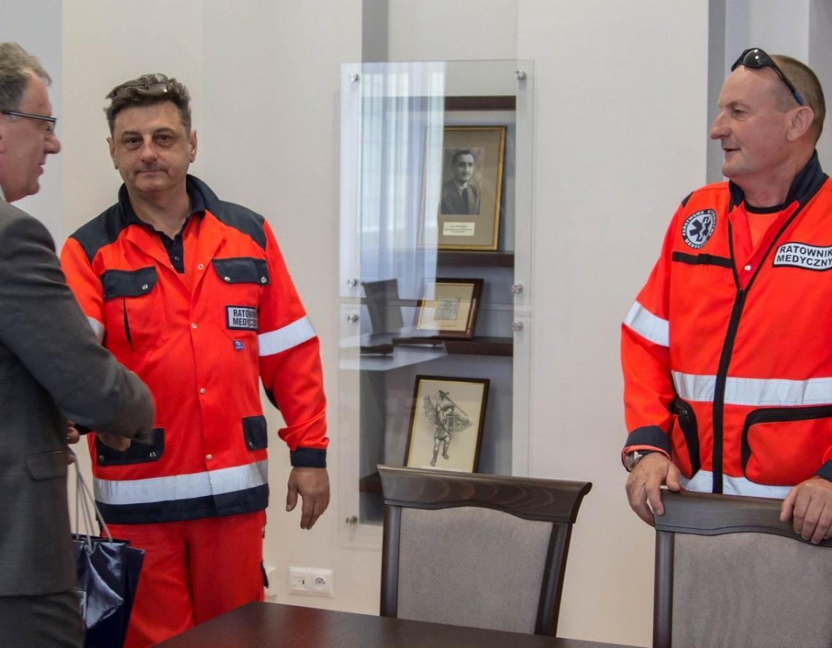 Józef Kubejko i Jarosław Koszułap podkreślają, że uratowanie motocyklisty to ich praca. To oni podjęli decyzję by poszkodowanego wieźć do Rzeszowa, gdzie szansa na to, że uda się uratować nogę Piotrowi H. była znacznie większa.<br/>fot.Bartłomiej Pacek