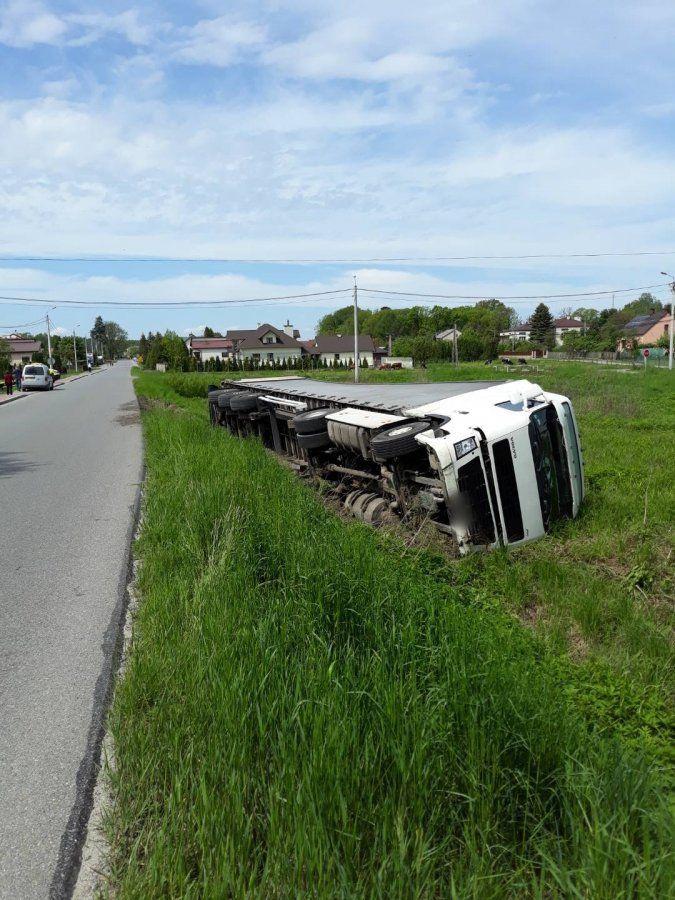 Moment nieuwagi sprawił, że samochód ciężarowy wylądował w rowie.<br/>fot.KPP Kolbuszowa