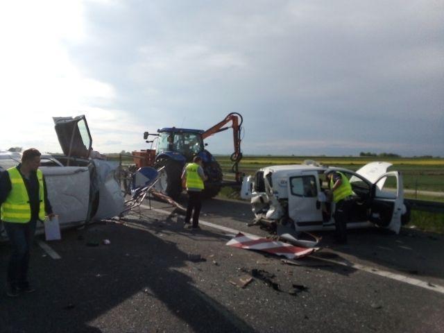 . W zdarzeniu wzięły udział pojazdy służby drogowej, fiat fiorino z przyczepką oraz... ciągnik rolniczy, koszący pobocze. <br/>fot.KPP Dębica