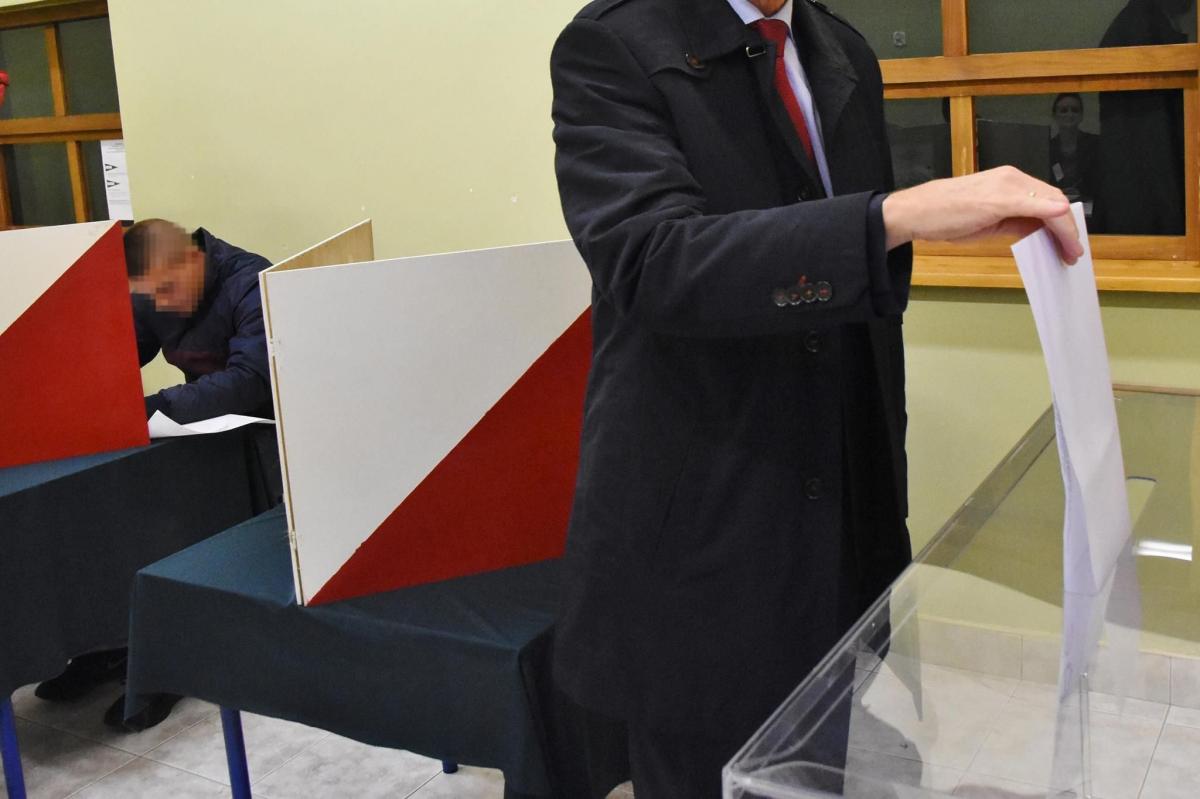 Aby oddać ważny głos, należy postawić znak „X” w kratce przy nazwisku tylko jednego kandydata.<br/>fot.Paweł Bugira