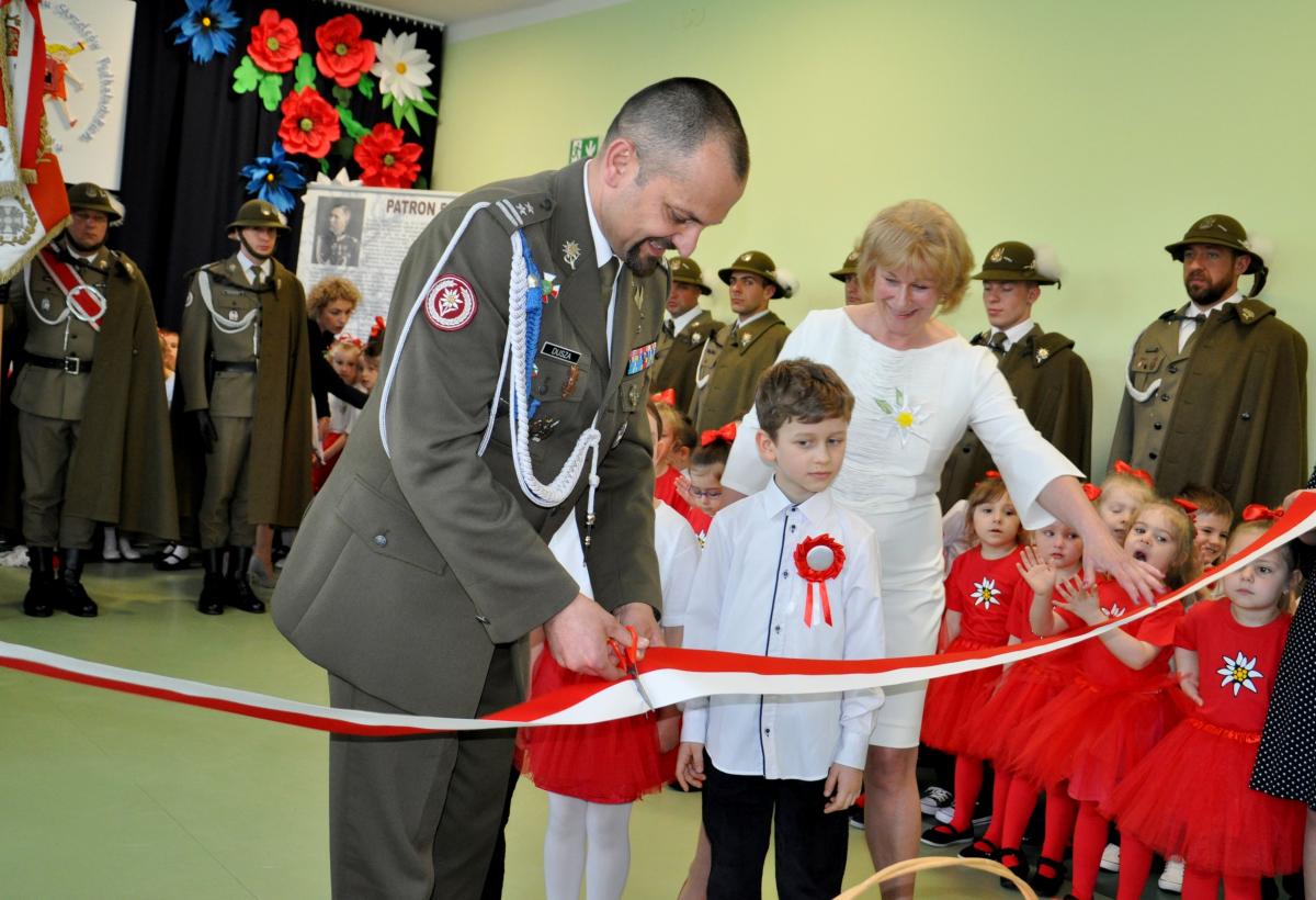 Oficjalnego nadania imienia przedszkolu dokonał dowódca 5 Batalionu Strzelców Podhalańskich w Przemyślu płk Marcin Dusza, w towarzystwie dyrektor placówki Barbary Dubaniowskiej.<br/>fot.UM Przemyśl