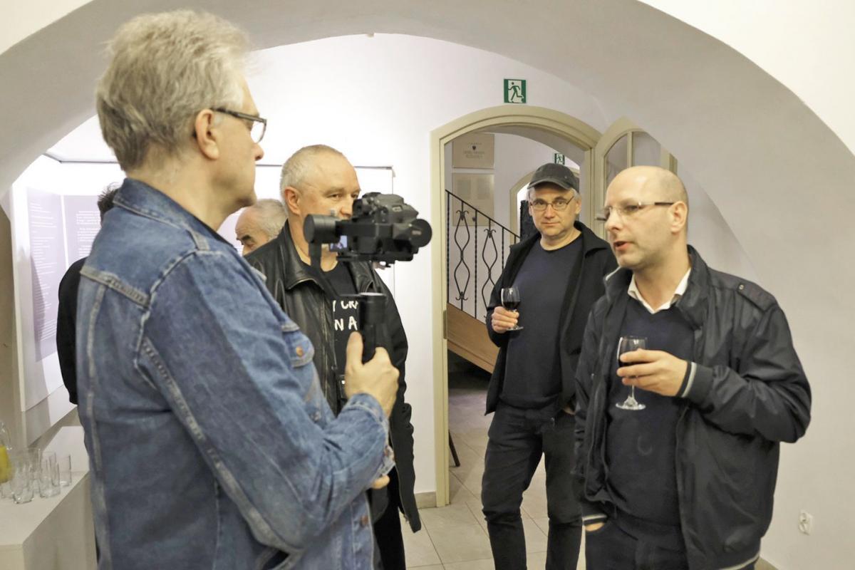 – Fotografia stała się pasją i sposobem na interpretację otaczających mnie, szeroko pojętych przestrzeni – mówi Remigiusz Truchanowicz (pierwszy z prawej). <br/>fot.Jacek Szwic