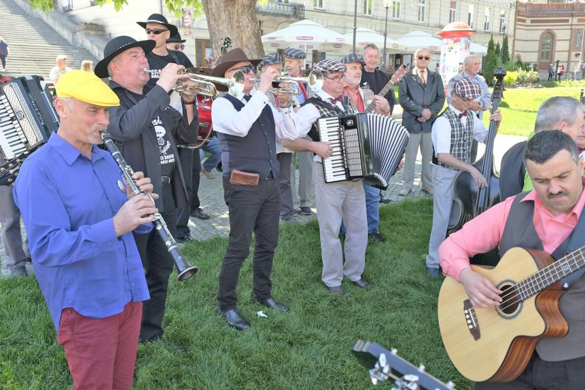 Wspólne muzykowanie na przemyskim rynku.<br/>fot.Jacek Szwic