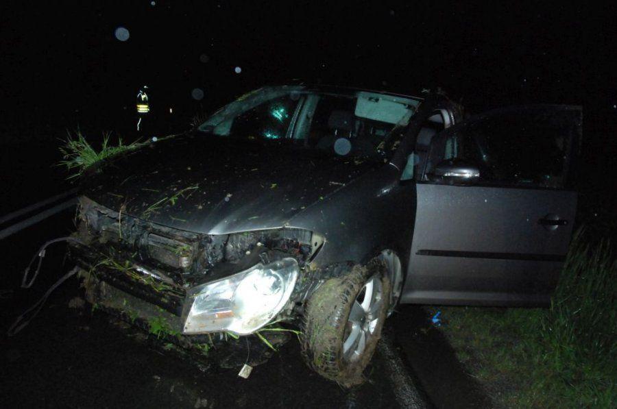 19-latek nie zapanował nad samochodem. Wjechał do przydrożnego rowu.<br/>fot.KPP Jarosław