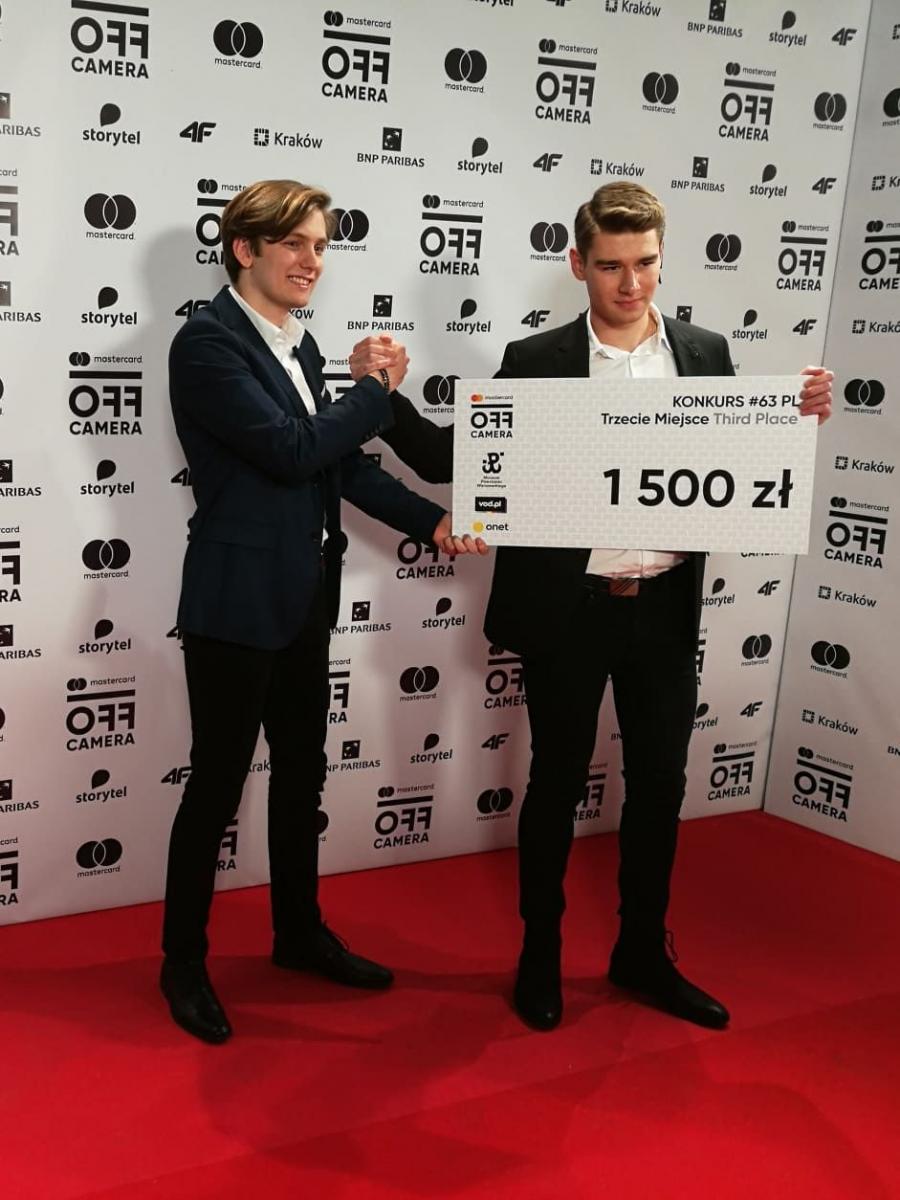 Adrian Bednarczyk (z prawej) i Mateusz Kaczmarek na gali rozdania nagród. <br/>fot.ze zbiorów własnych