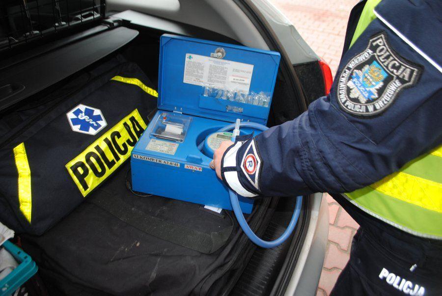 Policjant z urządzeniem do badania stanu trzeźwości.<br/>fot.archiwum policji