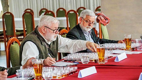 Jury miało twardy orzech do zgryzienia, bo do konkursu zgłoszono aż 76 nalewek.<br/>fot.GOK Narol