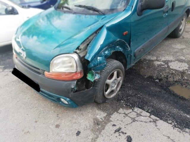 Jednym z „uczestników” karambolu był renault.<br/>fot.KPP Przeworsk